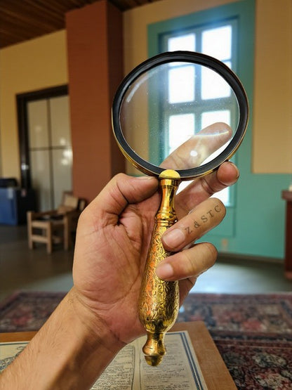 Antique Finish Magnifying Glass – 5X Brass Lens with Elegant Wooden Handle.