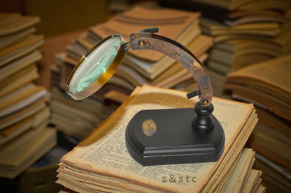 Vintage Brass Magnifying Glass – Classic Handheld Lens for Maps & Reading