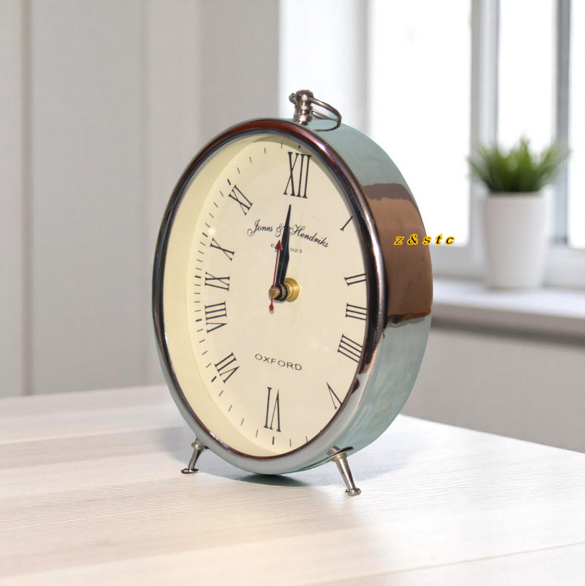 Classic desk clock – vintage design for study, shelf, or office table