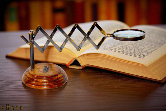 Vintage Brass Magnifying Glass with Wooden Base – Desktop Decor & Reading Aid